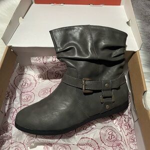 New SO Ankle Boots Women's Size 7 Grey with Buckles